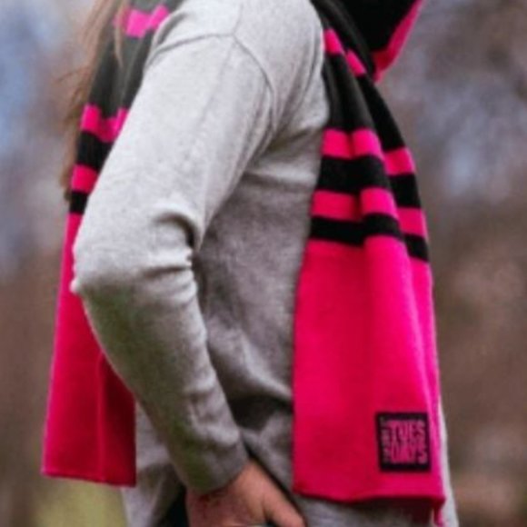 T-MOBILE TUESDAYS Limited Edition Knit Scarf - Picture 3 of 3